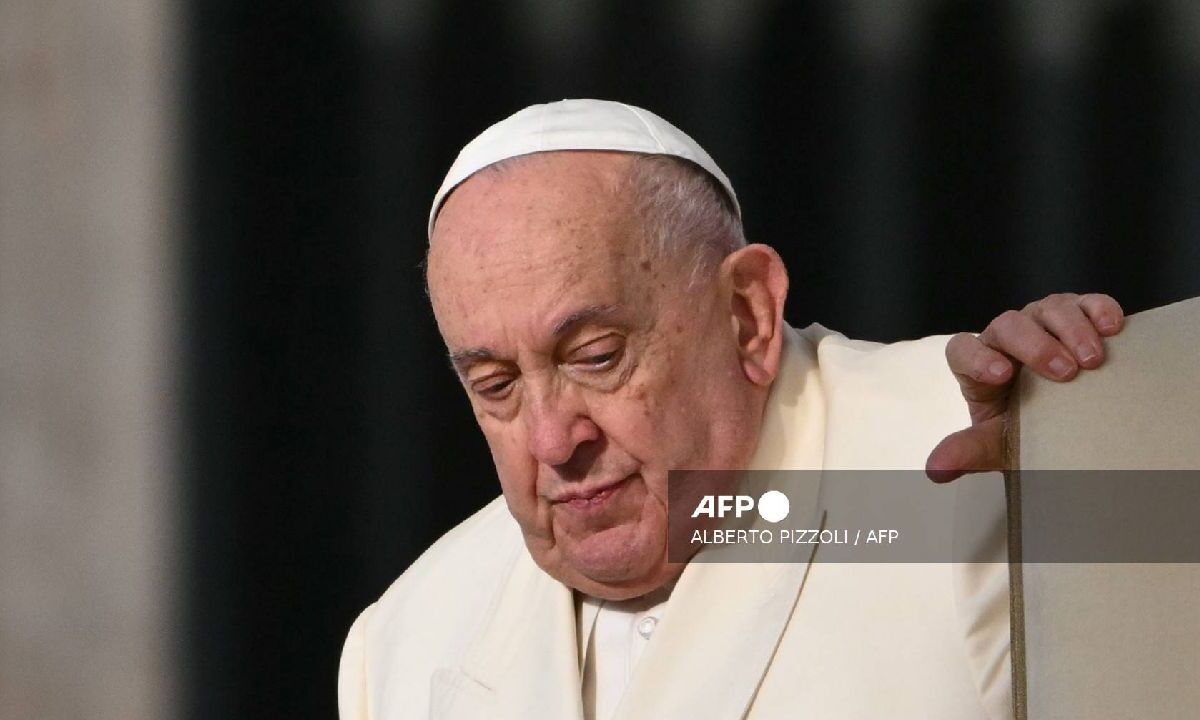 El Papa Francisco respira por sí solo.