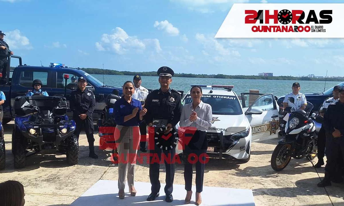 Entrega de patrullas en Cancún.
