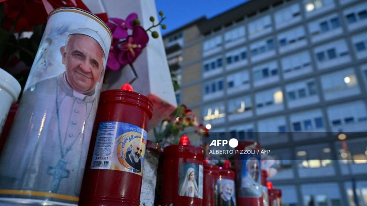 Velas por la salud del Papa Francisco, en Roma.