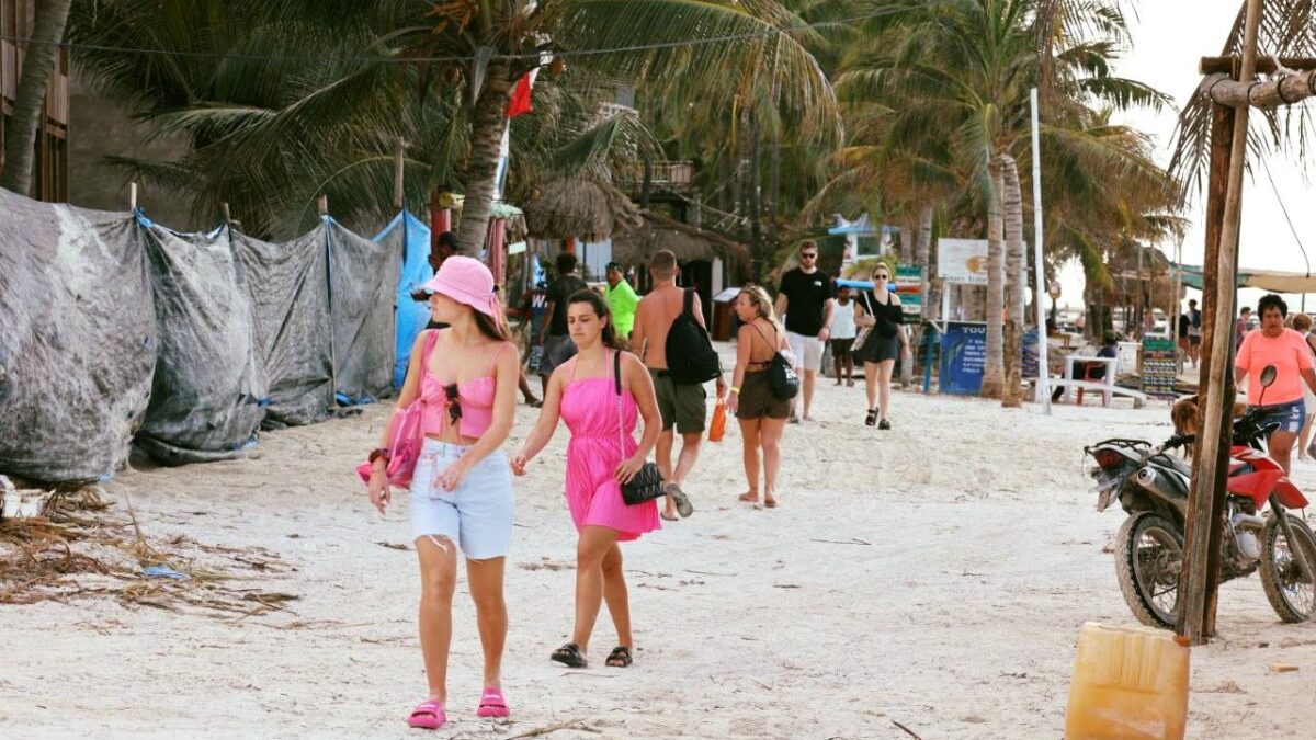 Turistas en una playa de Holbox.