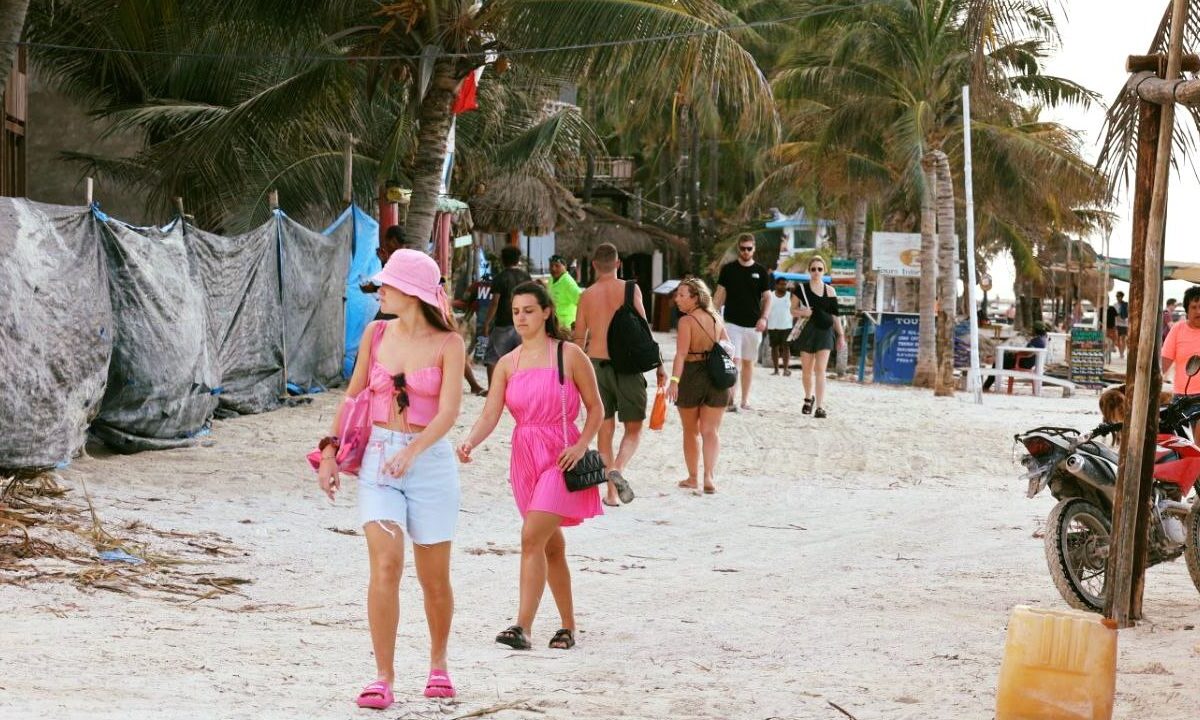 Turistas en una playa de Holbox.