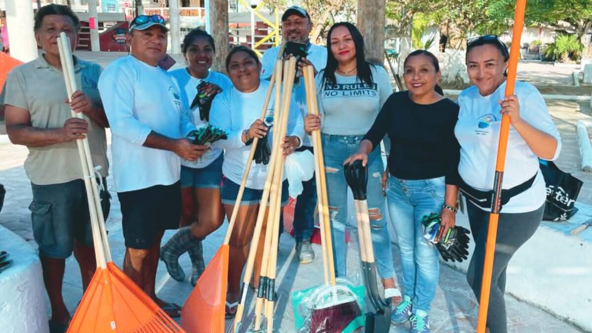 Personas limpian calles de Holbox.