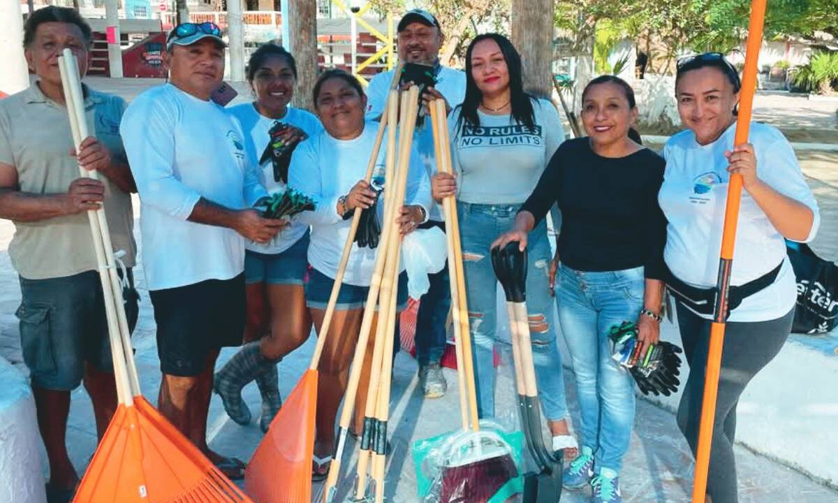 Personas limpian calles de Holbox.