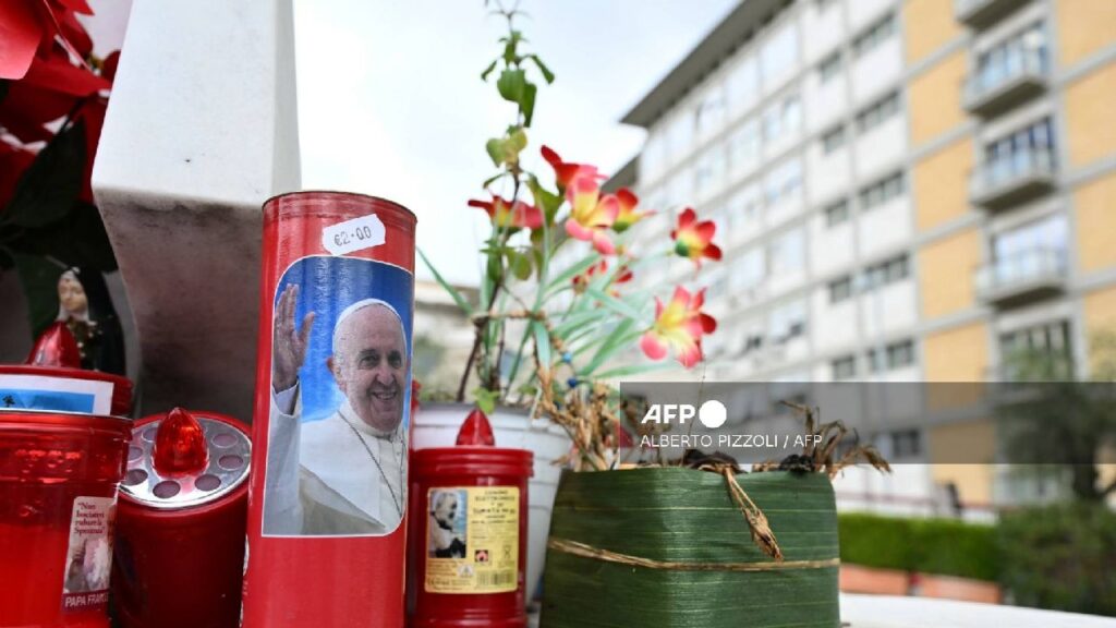 Hospitalizan al santo padre.
