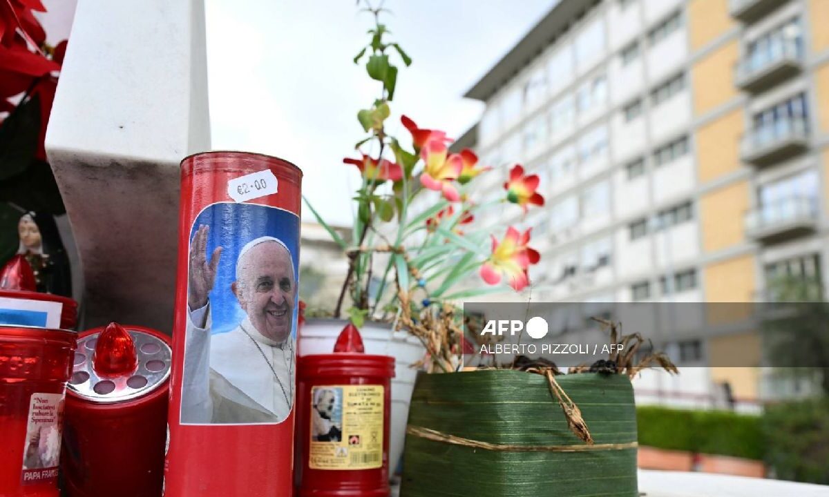 Hospitalizan al santo padre.