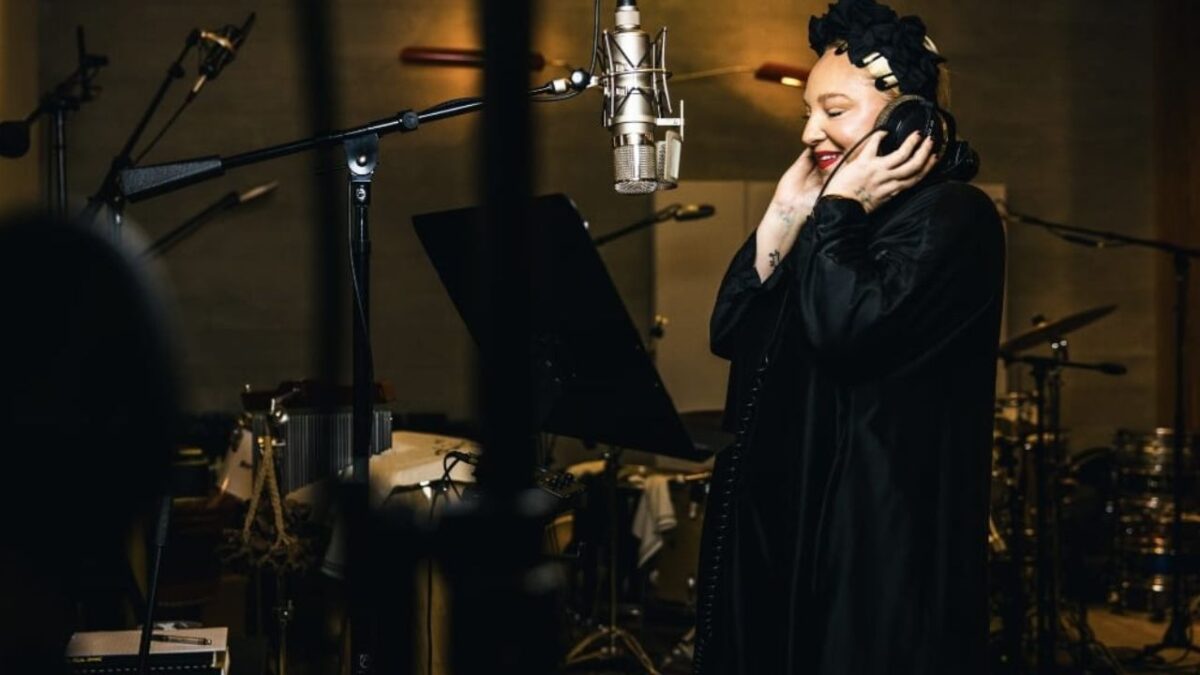 Sia, la icónica cantante pop nominada al Grammy.