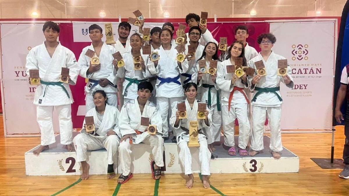 Judocas quintanarroenses se alzan con medallas.