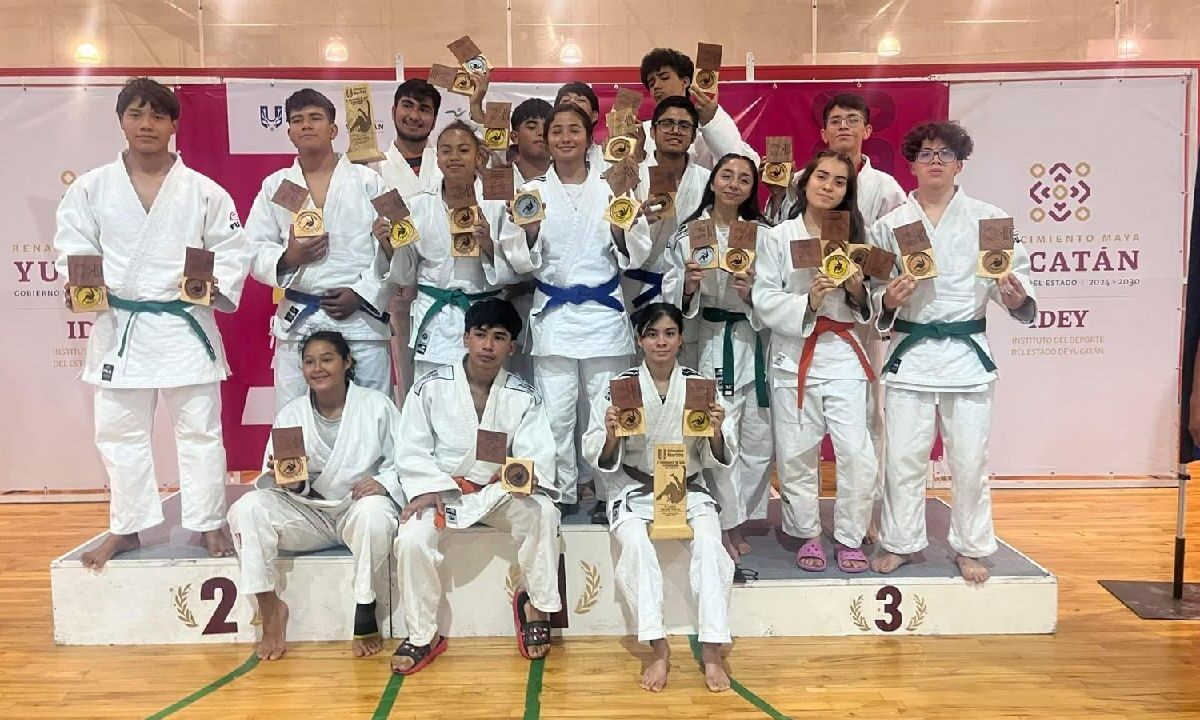Judocas quintanarroenses se alzan con medallas.