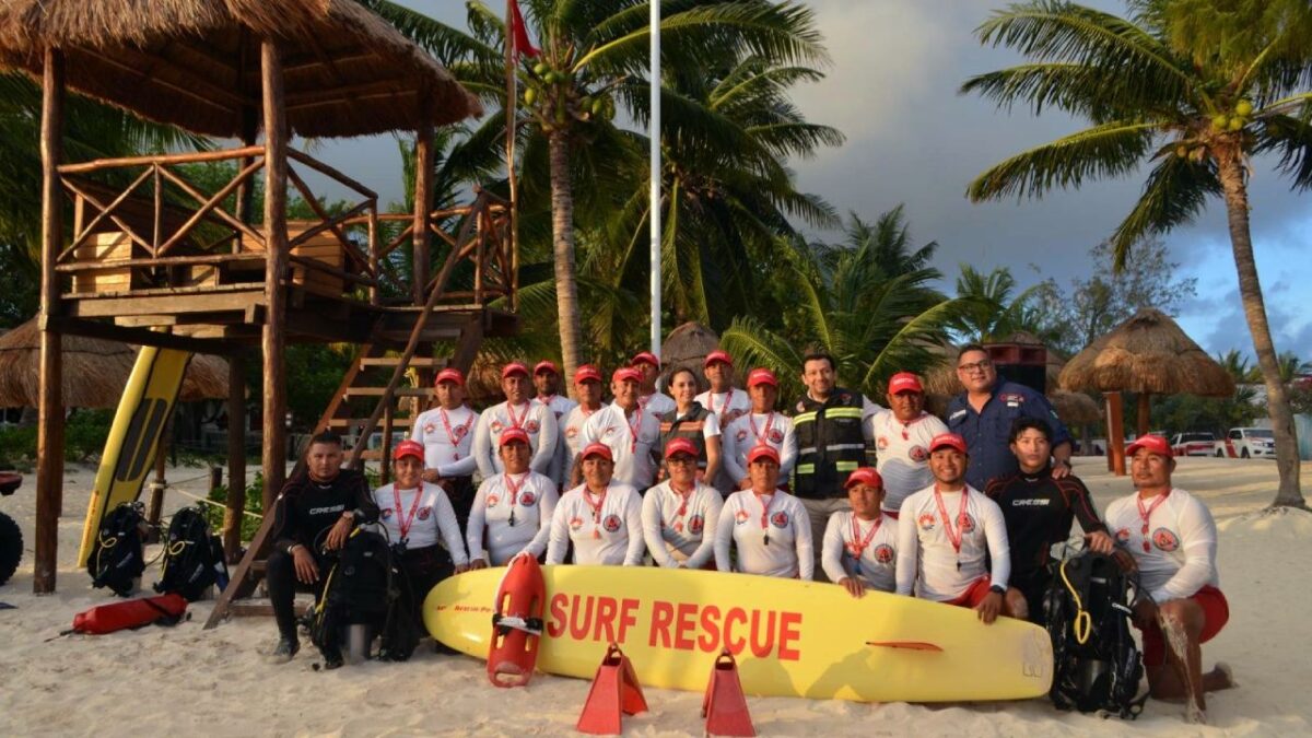 Salvavidas, frente al mar Caribe.