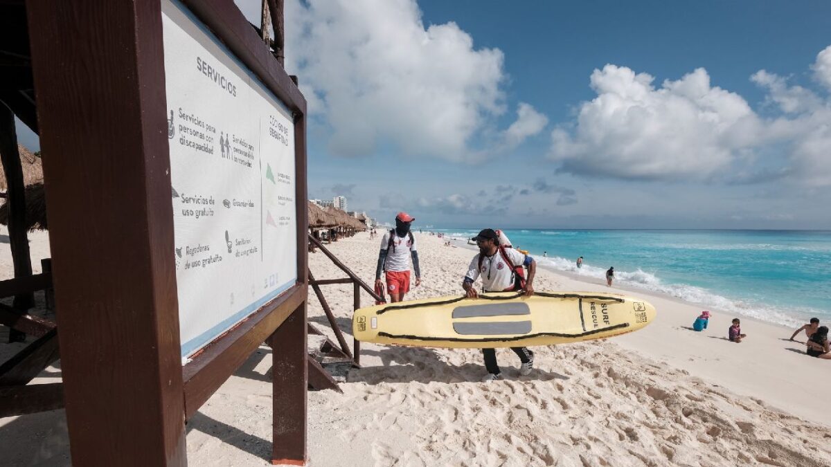 Buscan mejorar la seguridad en las playas de Cancún.