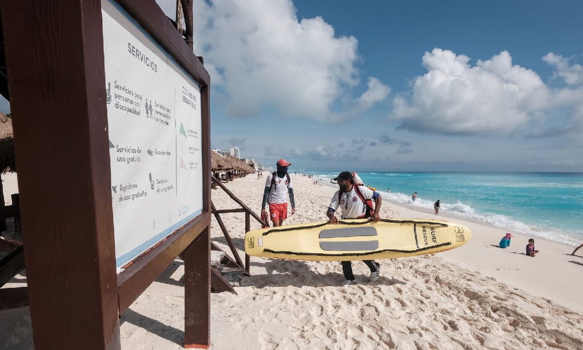 Buscan mejorar la seguridad en las playas de Cancún.