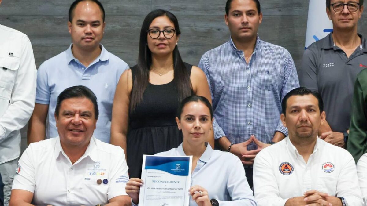 Encuentro entre la alcaldesa Ana Paty Peralta e integrantes del sector náutico.