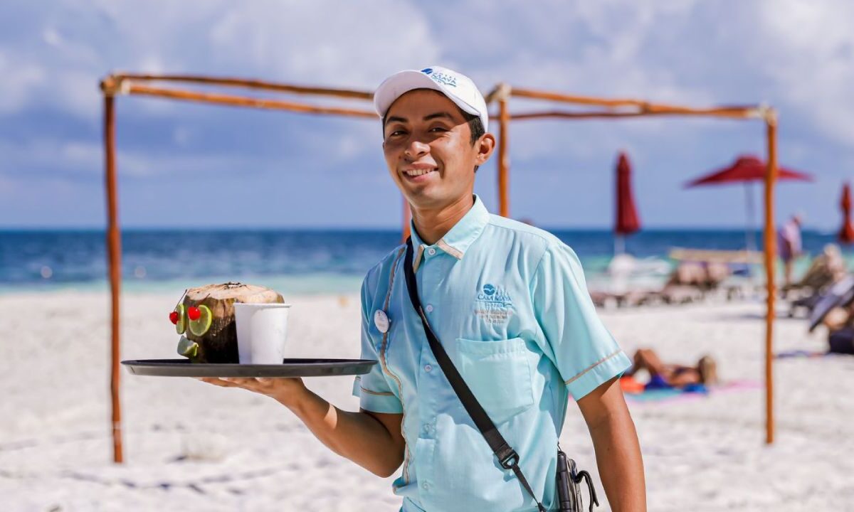 Trabajador del sector turístico del Caribe Mexicano.