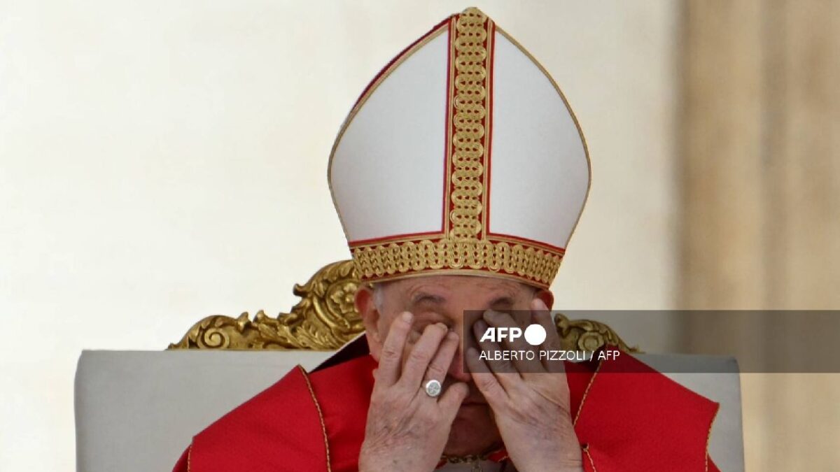El Papa Francisco sigue en el hospital.