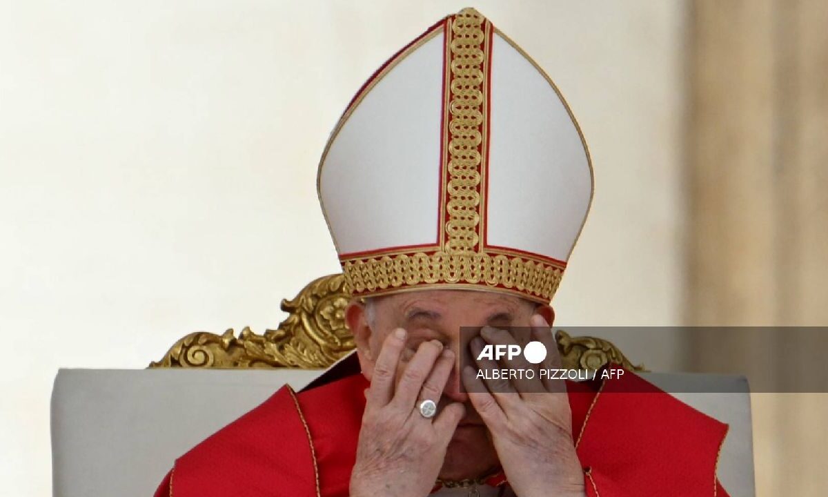 El Papa Francisco sigue en el hospital.