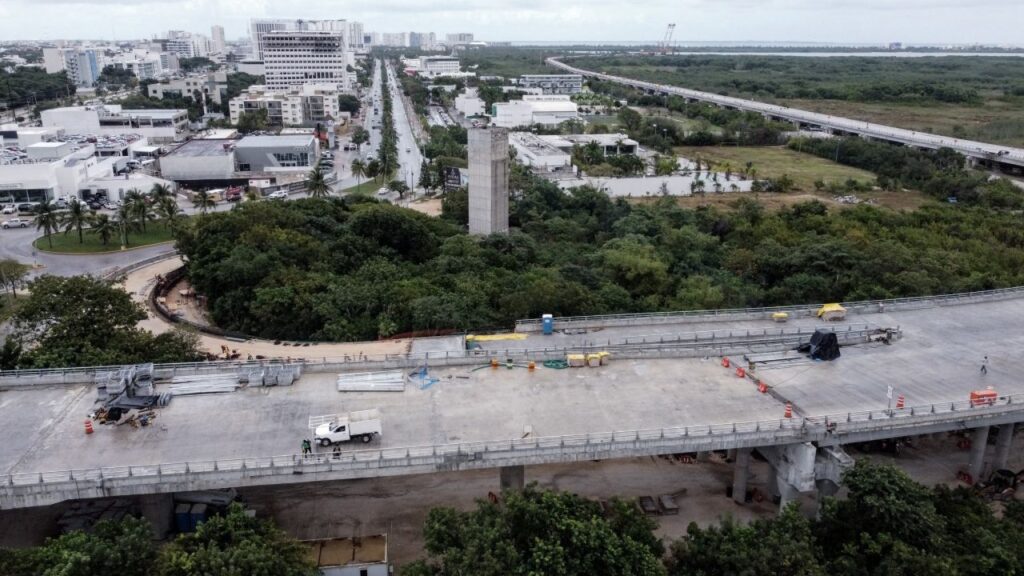 Continúan algunos cierres viales en Cancún.