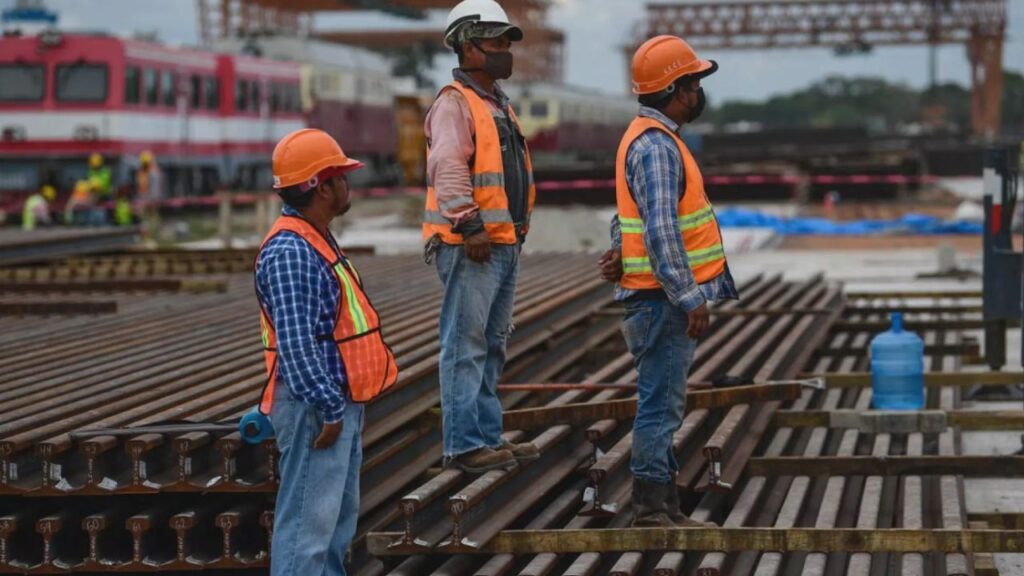 Últimas noticias. Trabajadores en una obra.