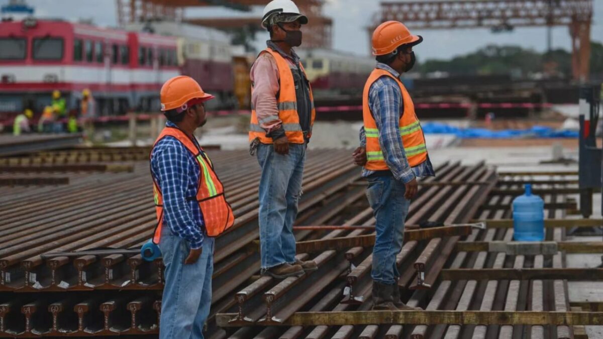Últimas noticias. Trabajadores en una obra.