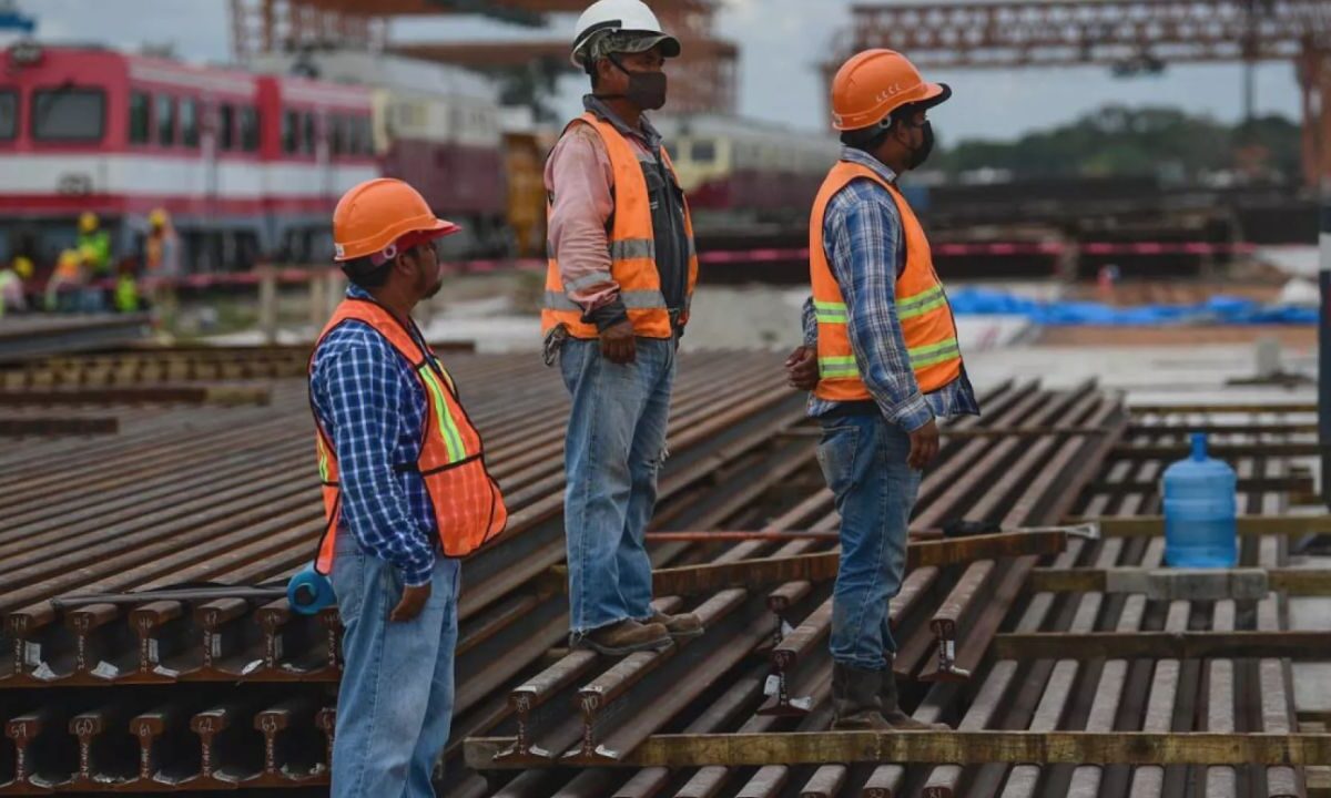 Últimas noticias. Trabajadores en una obra.