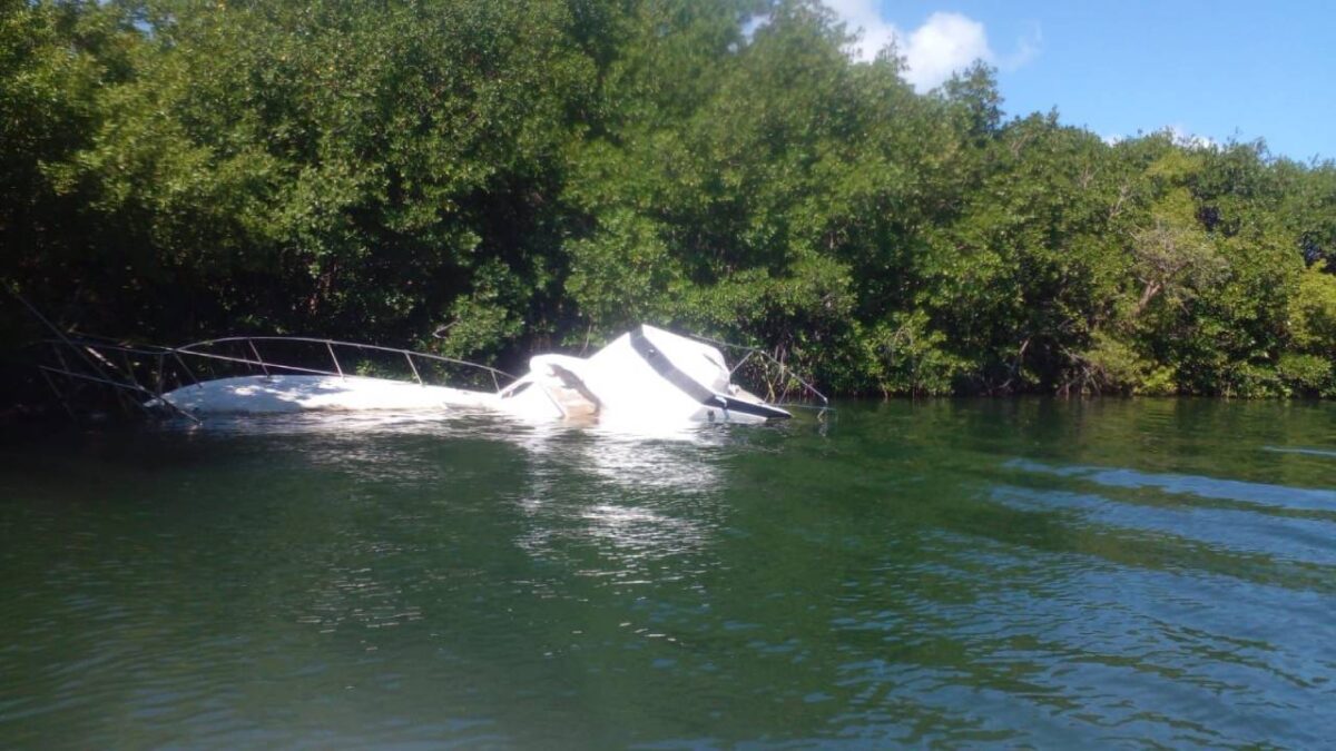 Embarcación hundida en la laguna Nichupté.