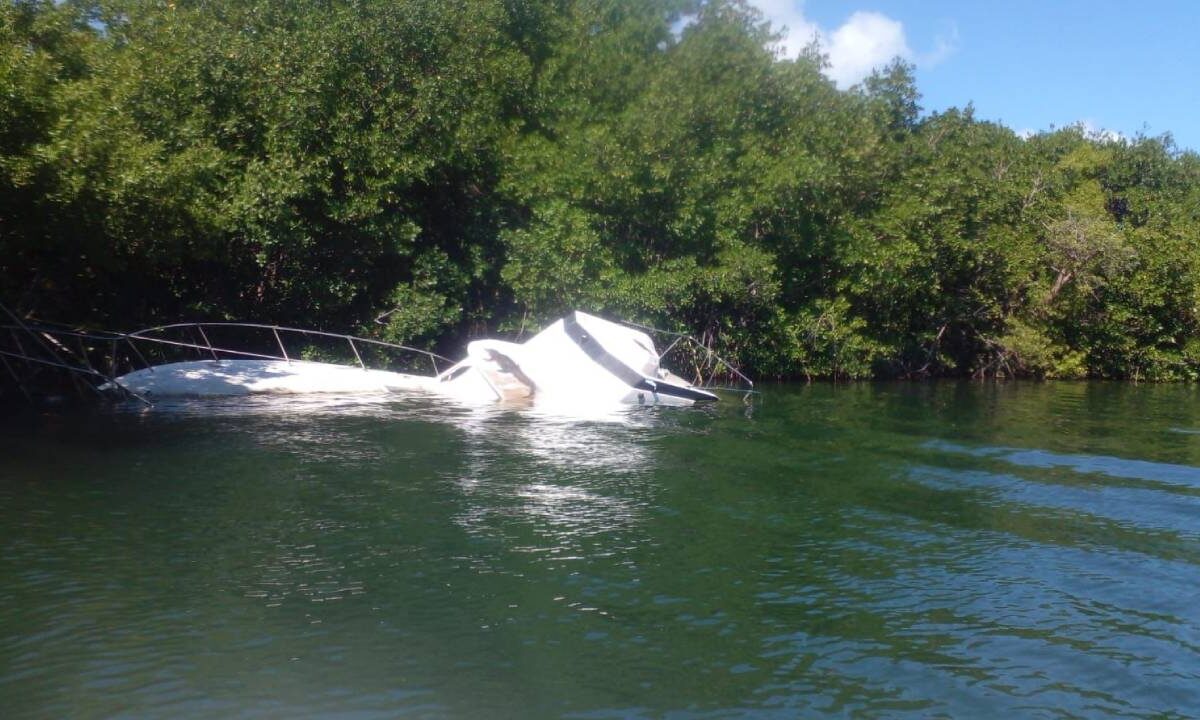 Embarcación hundida en la laguna Nichupté.