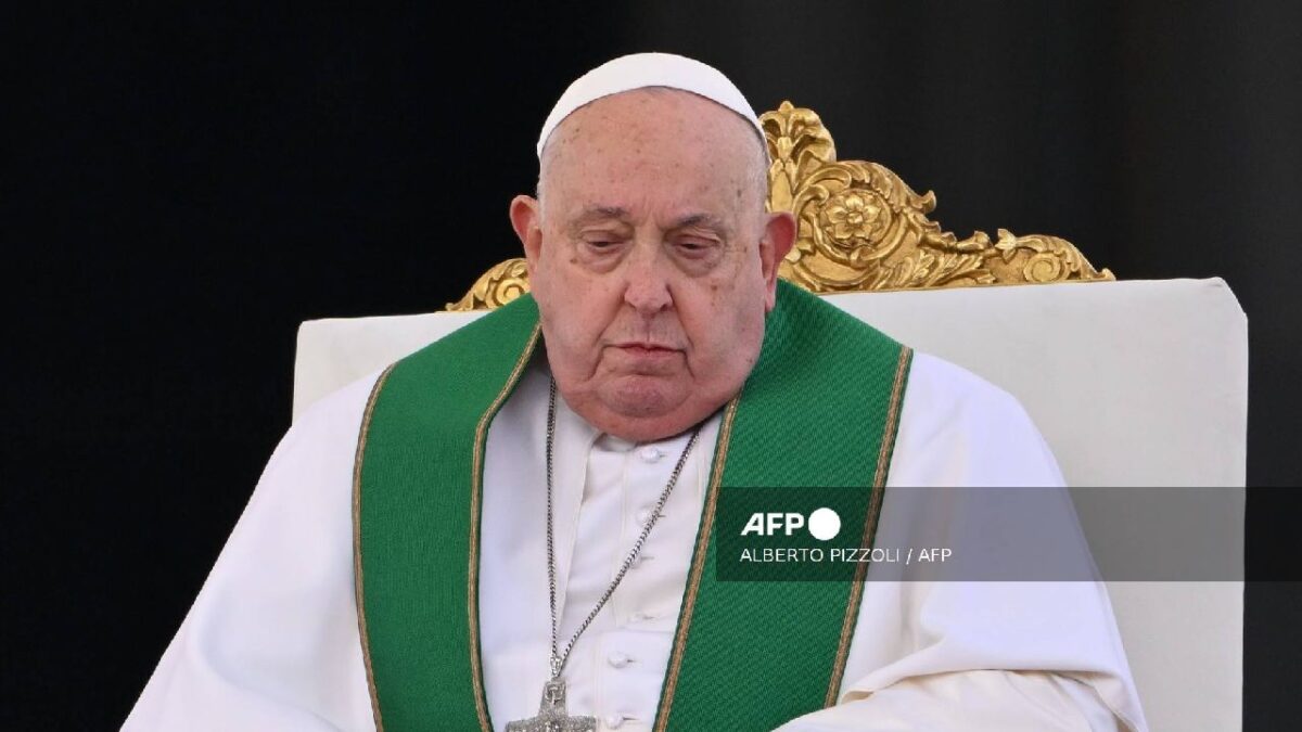 El Papa sigue internado.