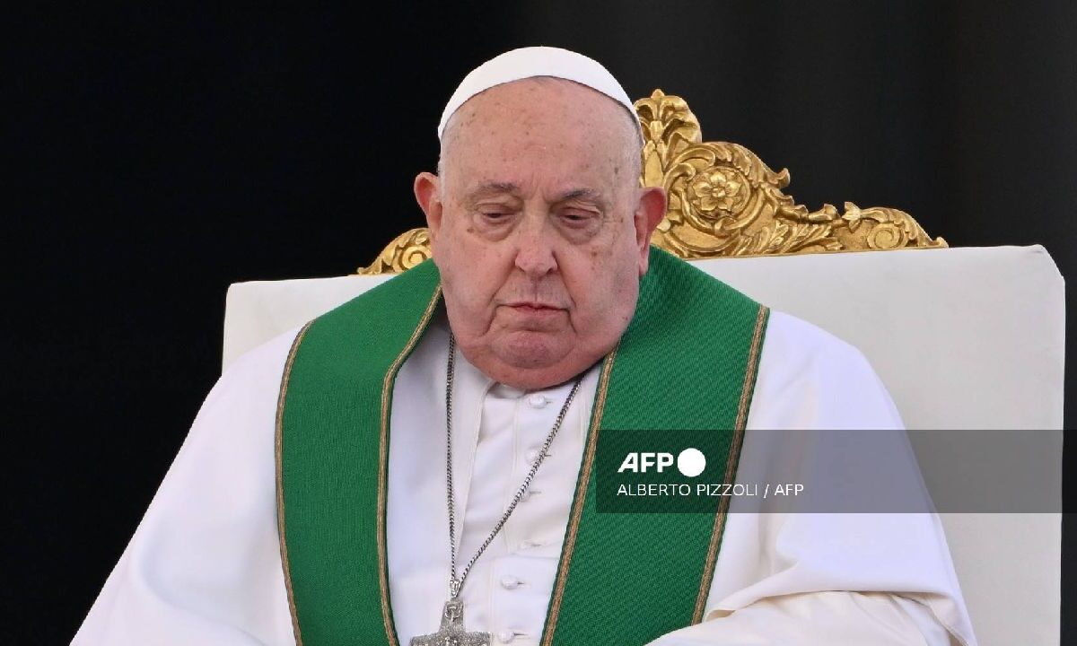 El Papa sigue internado.
