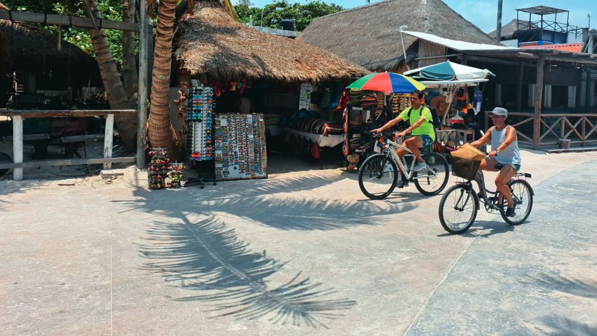 Turistas en Mahahual.