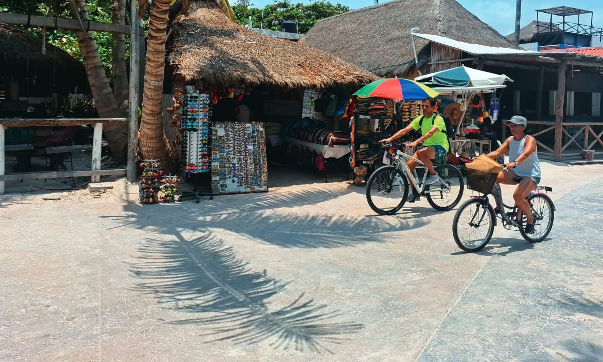 Turistas en Mahahual.