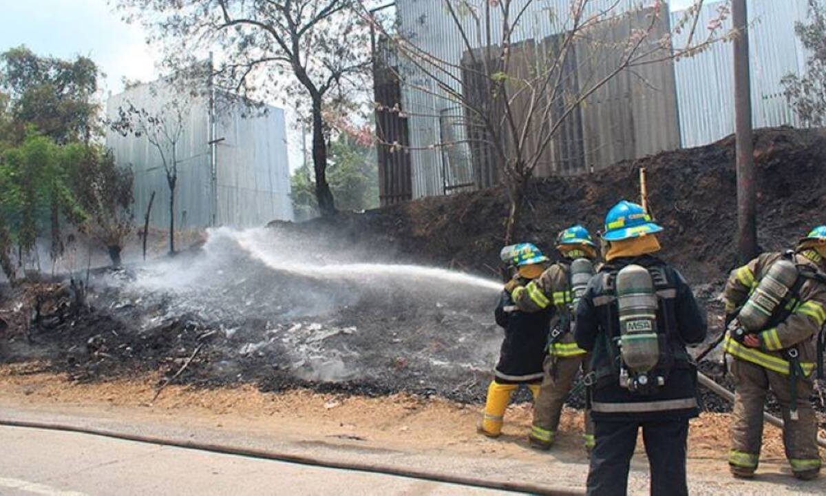 Bombeos apagan un incendio en Cancún.