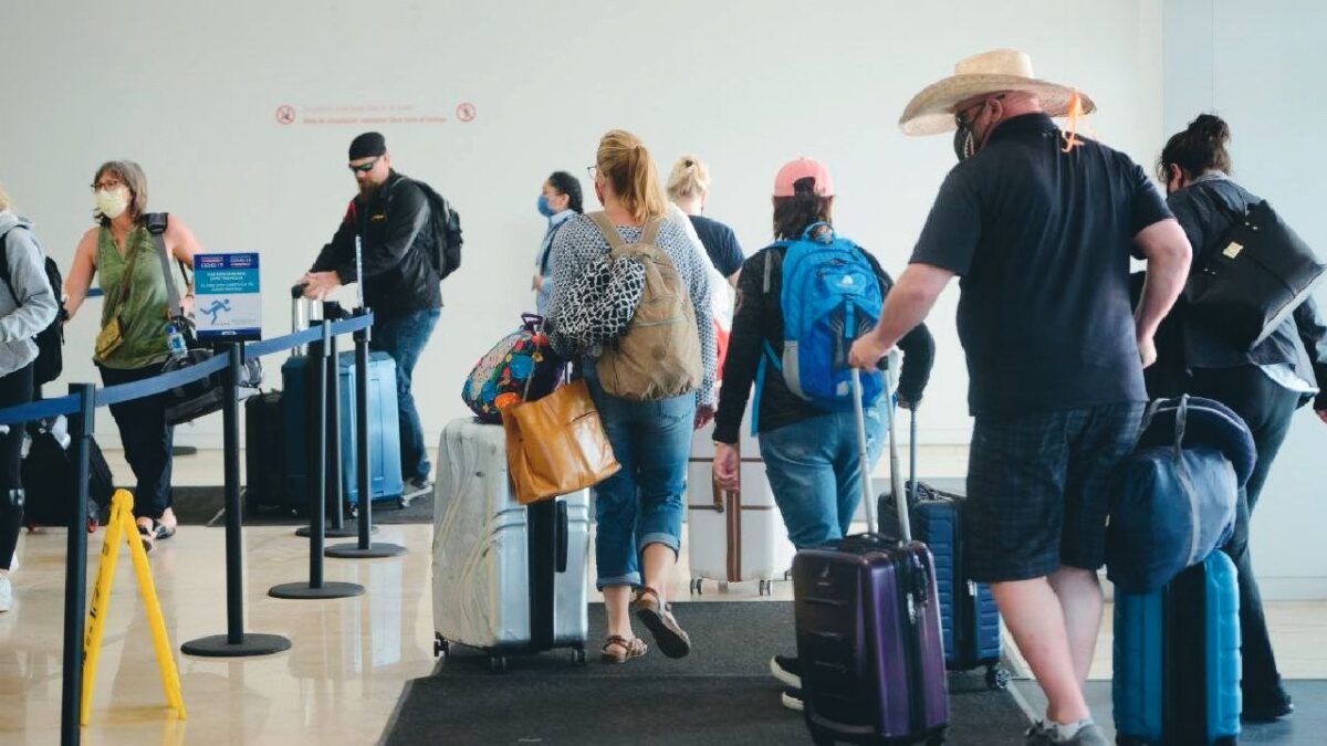 En el aeropuerto de Cancún se rechazan a extranjeros.