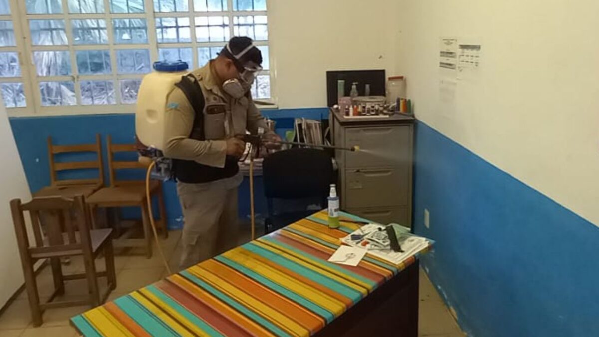 Fumigación de una escuela en Cozumel.