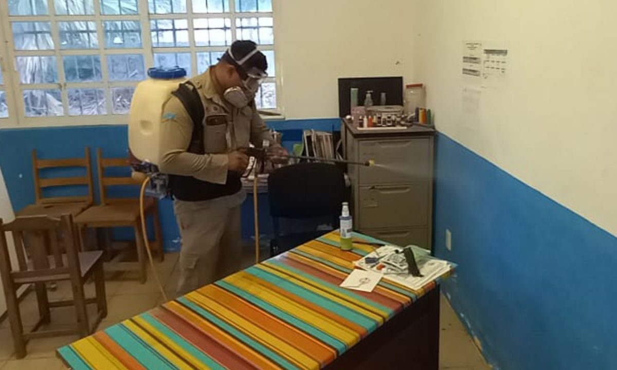 Fumigación de una escuela en Cozumel.