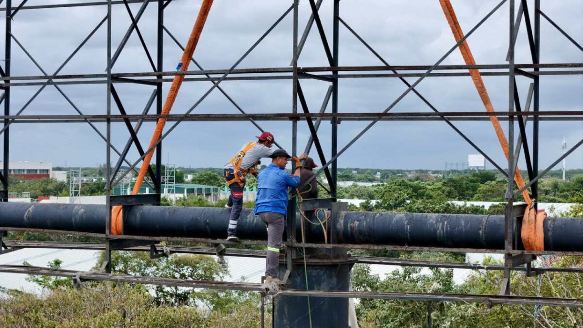 Retiro de espectacular en Cancún.