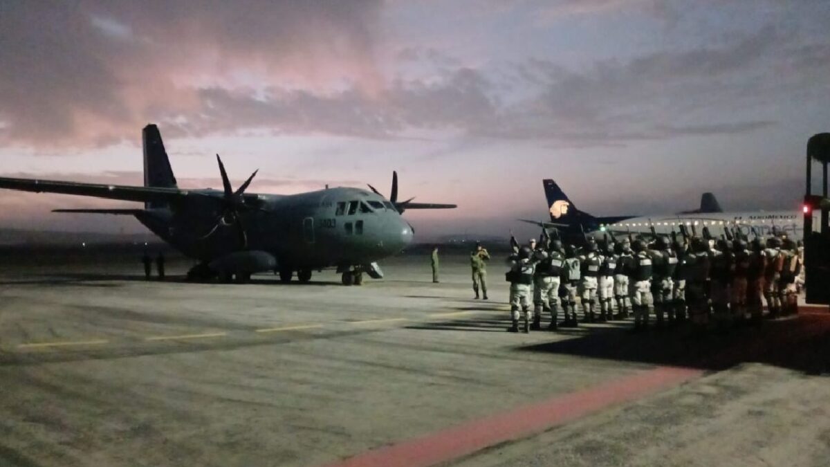 Personal de la Guardia Nacional rumbo a la frontera.
