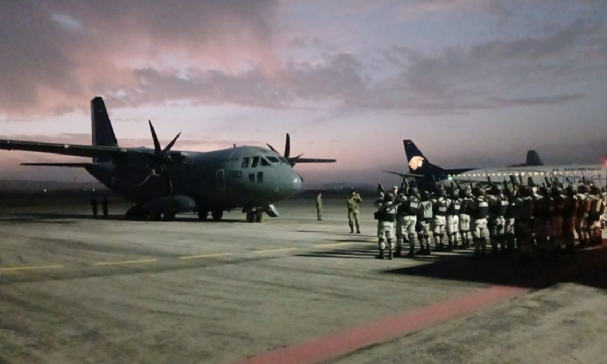 Personal de la Guardia Nacional rumbo a la frontera.