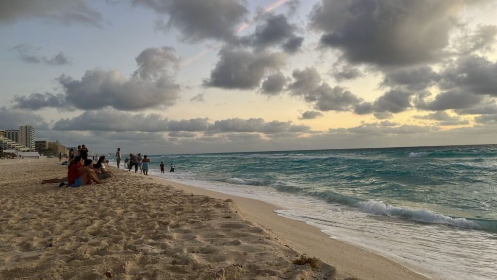 Las playas de Cancún intactas tras el temblor del sábado.