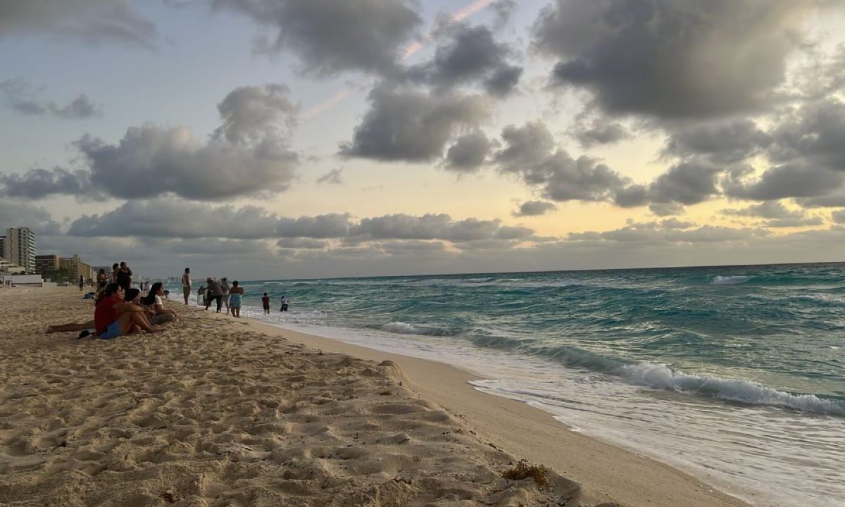 Las playas de Cancún intactas tras el temblor del sábado.