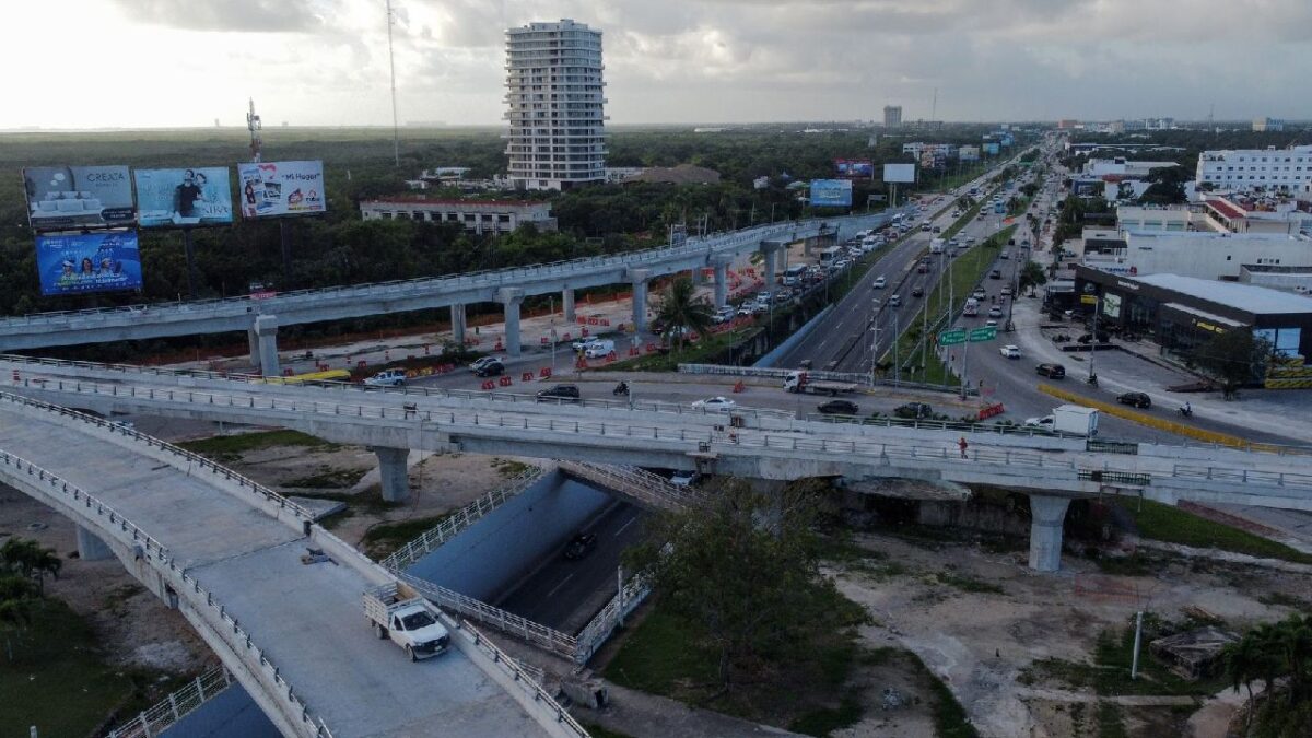 Vista aérea de caminos y empresas de Cancún.