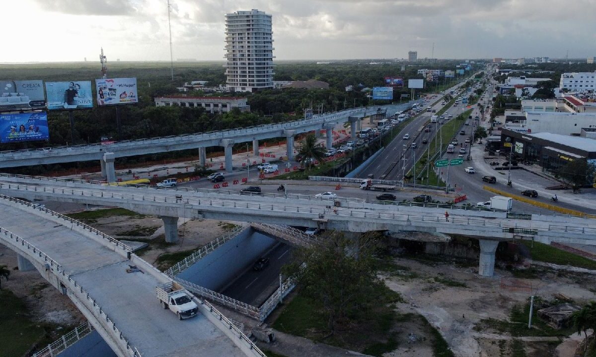 Vista aérea de caminos y empresas de Cancún.