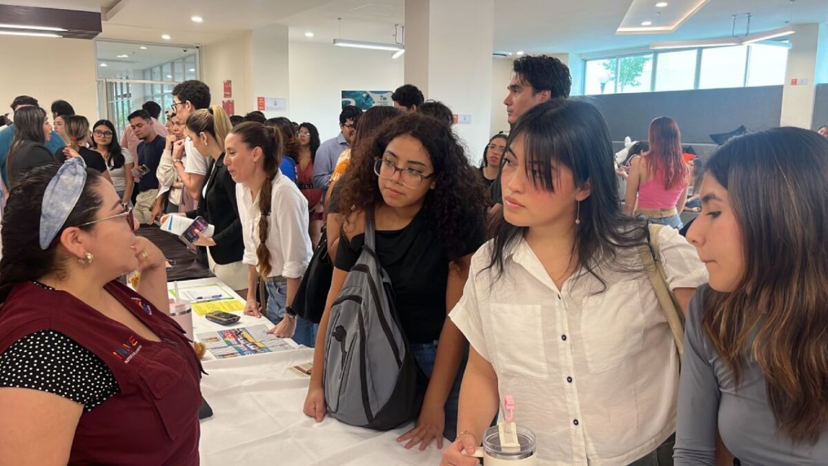 Jóvenes, en un módulo del Imjuve, en Cancún.