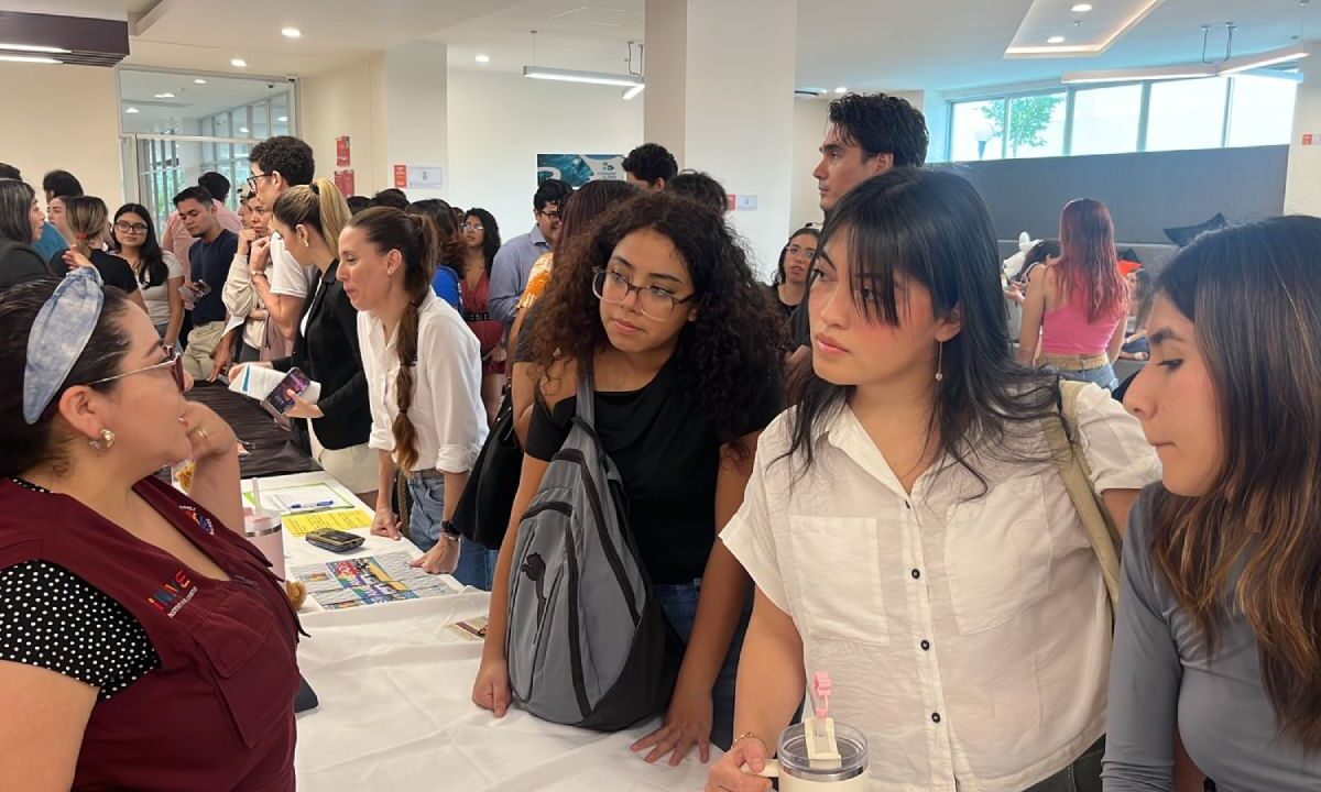 Jóvenes, en un módulo del Imjuve, en Cancún.