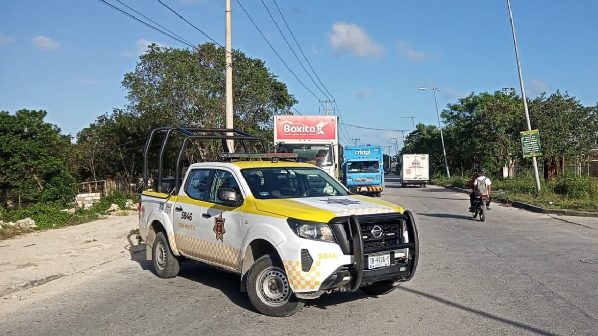 Continúan cierres viales en Cancún.
