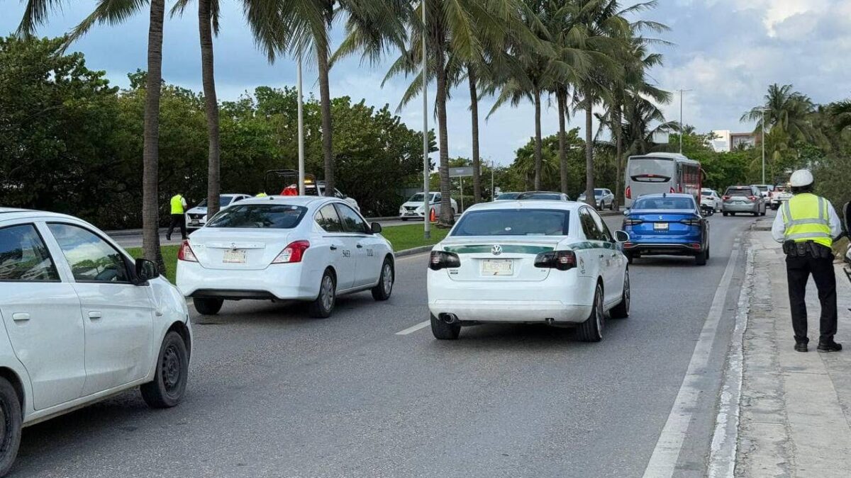 Continúan algunos cierres viales en Cancún.