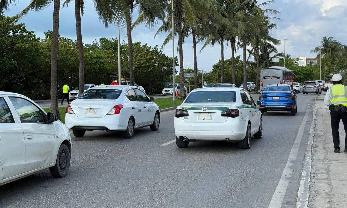 Continúan algunos cierres viales en Cancún.