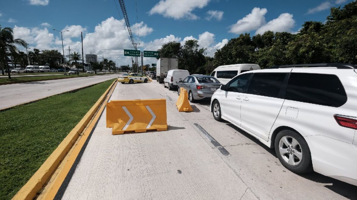 Continúan los cierres viales en Cancún.