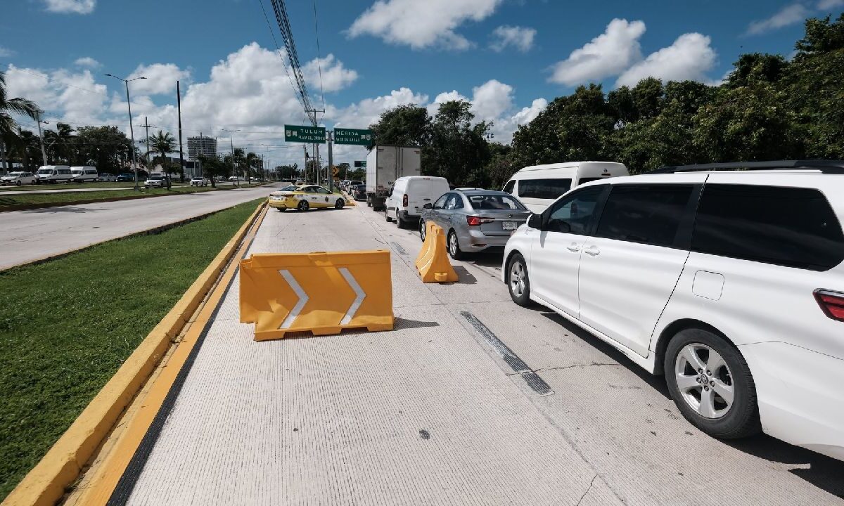 Continúan los cierres viales en Cancún.