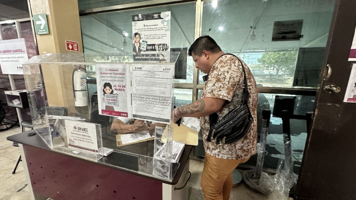 Tramita o actualiza tu INE en las oficinas.