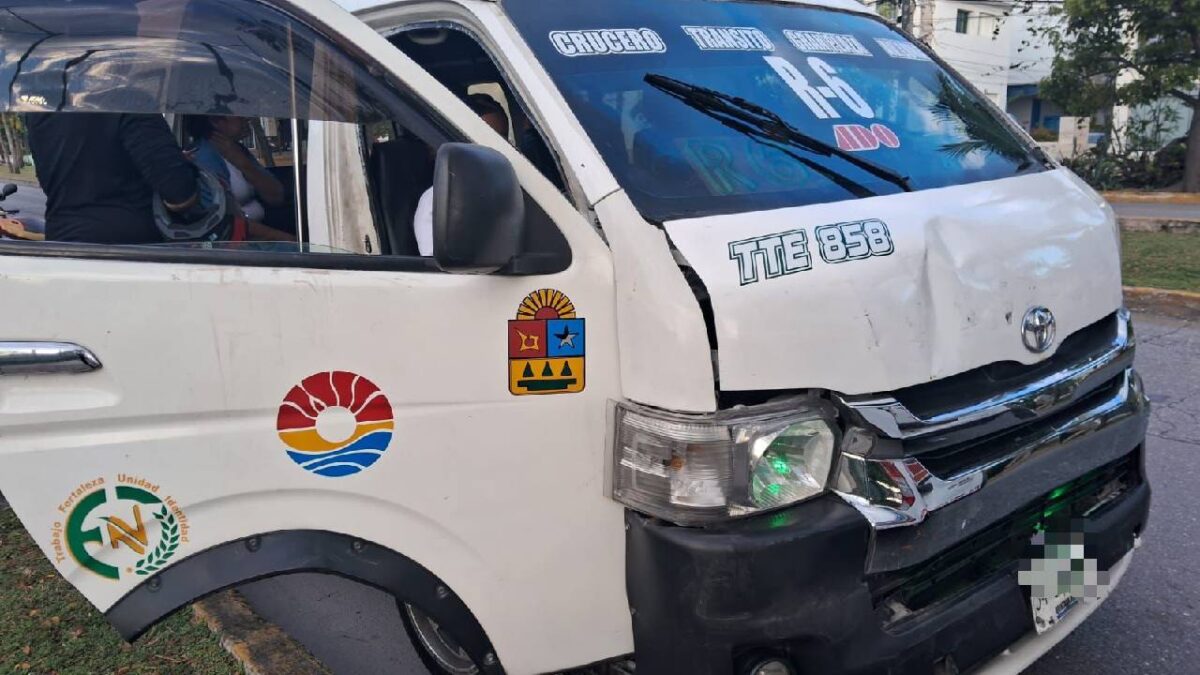 Dos camionetas de transporte público chocaron hoy.