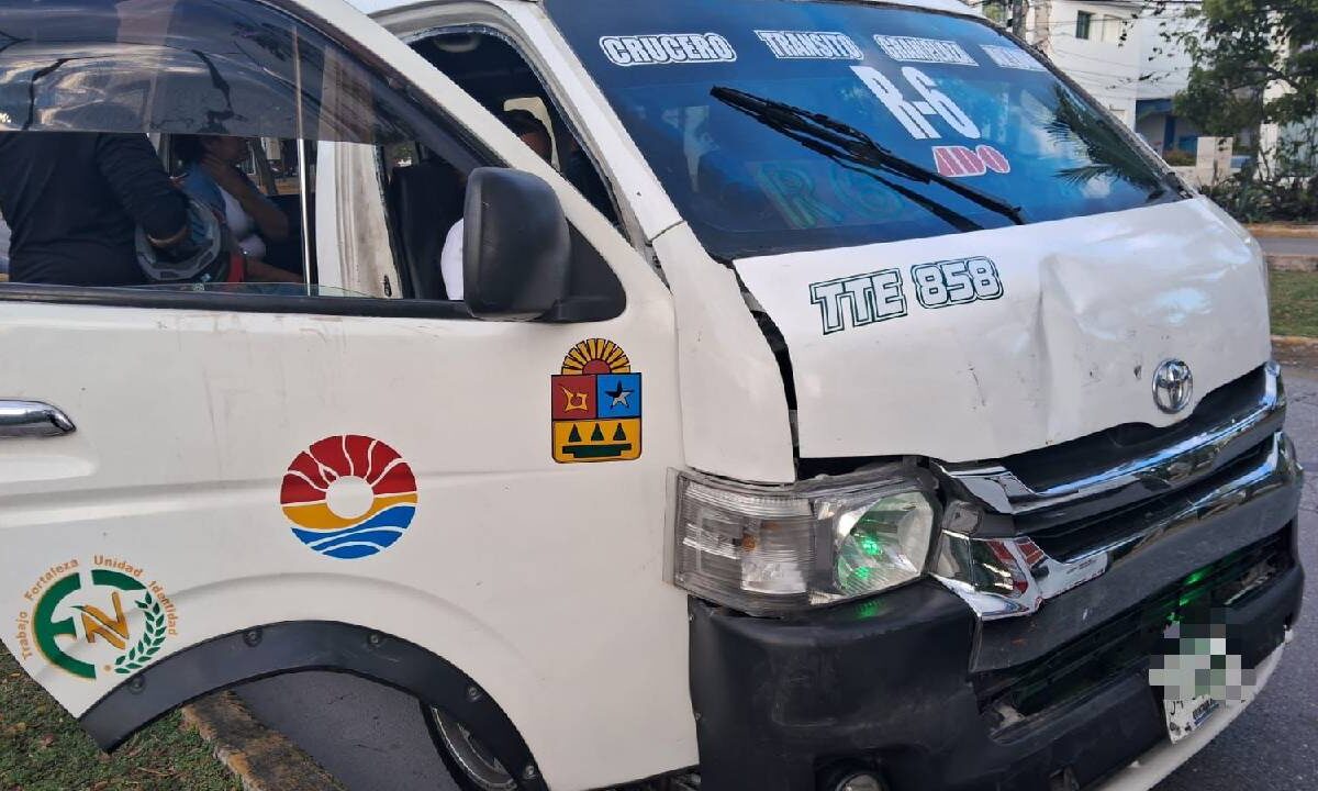 Dos camionetas de transporte público chocaron hoy.